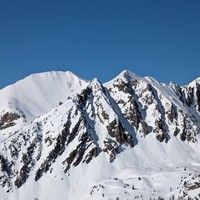 Serrière de Lombarde, devant celle-ci, versants S vus de Mercière