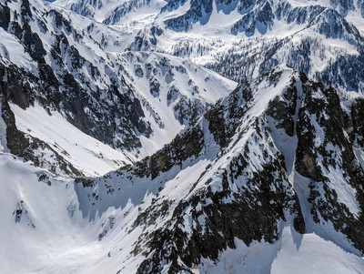 Baisse de la Lauze ; Tavels et ses couloirs NW depuis le Malinvern