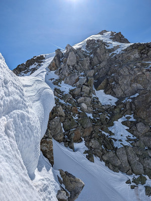 Tavels, sommet et corniche du couloir NW