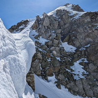 Tavels, sommet et corniche du couloir NW