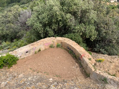 Depuis l’impluvium, prendre en dessous dans la végétation. (Marques rouges) Depuis l’impluvium, prendre en dessous dans la végétation. (Marques rouges)