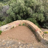 Depuis l’impluvium, prendre en dessous dans la végétation. (Marques rouges)