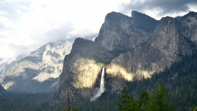Bridalveil Fall derrière le groupe des Cathédrales et Leaning Tower à droite