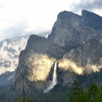 Bridalveil Fall derrière le groupe des Cathédrales et Leaning Tower à droite