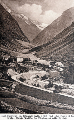 La Bérarde avant guerre, où on voit le torrent des Etançons passer à droite du gros rocher et la route obstruer son lit (CPA)