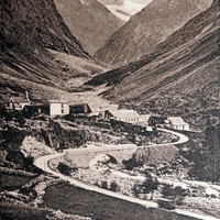 La Bérarde avant guerre, où on voit le torrent des Etançons passer à droite du gros rocher et la route obstruer son lit (CPA)