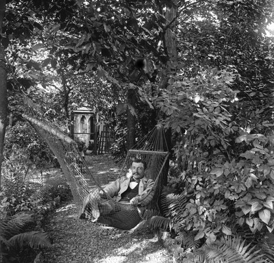 Le photographe Paul Michels dans son jardin Le photographe Paul Michels dans son jardin