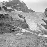 Glacier de la Meije en 1900 par Paul Michels. Pas prudent de se ballader là où tombent les séracs...