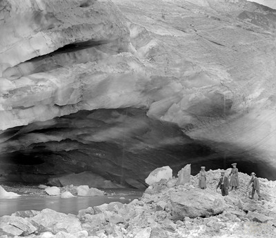 La grotte du glacier de la Meije par Paul Michels La grotte du glacier de la Meije par Paul Michels