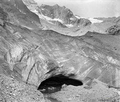 La grotte du glacier de la Meije par Paul Michels La grotte du glacier de la Meije par Paul Michels