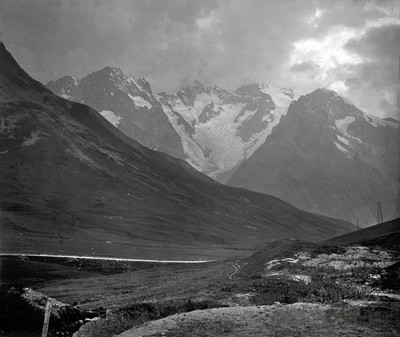 La Meije ennuagée vue du Lautaret par Paul Michels La Meije ennuagée vue du Lautaret par Paul Michels