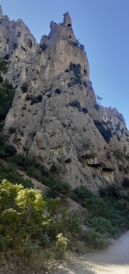 La Grande Aiguille telle qu'on la voit depuis le sentier du vallon d'En-Vau lorsqu'on descend vers la calanque La Grande Aiguille telle qu'on la voit depuis le sentier du vallon d'En-Vau lorsqu'on descend vers la calanque