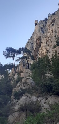 Le Pouce vu du sentier du vallon d'En-Vau en direction de la calanque 
