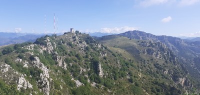 La cime des Cabanelles surmontée de sa bâtisse 