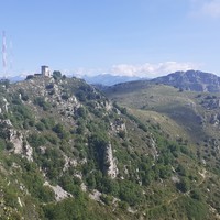 La cime des Cabanelles surmontée de sa bâtisse 