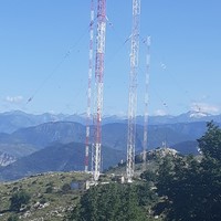 Quatre antennes dont une de cent mètres de hauteur, ça ne passe pas inaperçu...