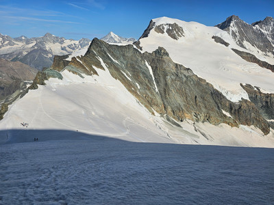 Arête complète du Feechopf, Alphubel au fond Arête complète du Feechopf, Alphubel au fond