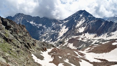 Pointe et col de Leppe et dans le nuage la Pointe Garzotto versant Vallon des Laures Pointe et col de Leppe et dans le nuage la Pointe Garzotto versant Vallon des Laures