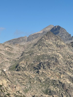 Au loin le Clapier et le couloir SE descendu la veille
