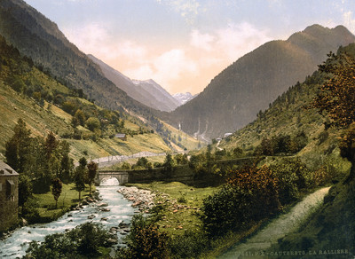 La Railliere, cascade de Lutour au fond en 1900 par Photoglob N°0000017441
