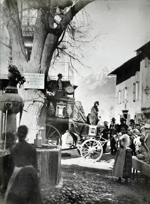 Embrun en 1890, place Saint-Marcellin, fontaine de marbre rose de Guillestre du XVIè siècle et tilleul centenaire, par Gabriel Loppé Embrun en 1890, place Saint-Marcellin, fontaine de marbre rose de Guillestre du XVIè siècle et tilleul centenaire, par Gabriel Loppé