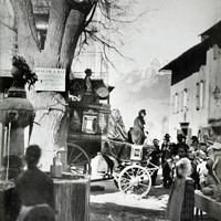 Embrun en 1890, place Saint-Marcellin, fontaine de marbre rose de Guillestre du XVIè siècle et tilleul centenaire, par Gabriel Loppé