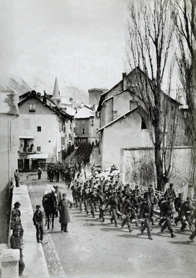Embrun, défilé de militaires par Gabriel Loppé, fin XIXe Embrun, défilé de militaires par Gabriel Loppé, fin XIXe
