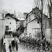 Embrun, défilé de militaires par Gabriel Loppé, fin XIXe