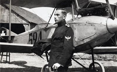 Walter Mittelholzer 1894-1937 vers 1920, devant son avion avion Häfeli D.H. 3 Walter Mittelholzer 1894-1937 vers 1920, devant son avion avion Häfeli D.H. 3
