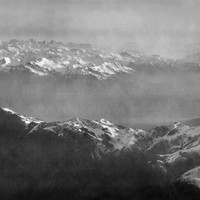 Chaine du Morgon en bas, massif des Ecrins en haut, par Walter Mittelholzer