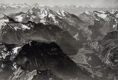 Vallée de la Kander, passage vers la Gemmi, par Walter Mittelholzer en 1919 Vallée de la Kander, passage vers la Gemmi, par Walter Mittelholzer en 1919