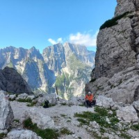 V Nabojsovi škrbini - Montaž v ozadju