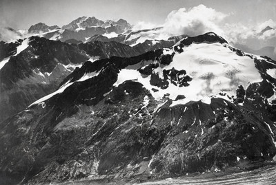 Pizzi dei Rossi et Monte del Forno, au loin le massif Bernina par Jean Gaberell Pizzi dei Rossi et Monte del Forno, au loin le massif Bernina par Jean Gaberell