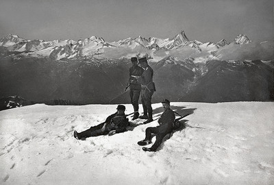 Pause devant les Alpes Bernoises: Wannenhorn, Fiescherhorn, Finsteraarhorn, Lauteraarhorn Pause devant les Alpes Bernoises: Wannenhorn, Fiescherhorn, Finsteraarhorn, Lauteraarhorn