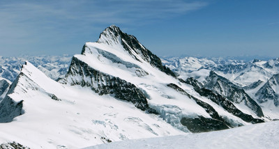 Agassizhorn et Finsteraarhorn depuis le Grosses Fiescherhorn