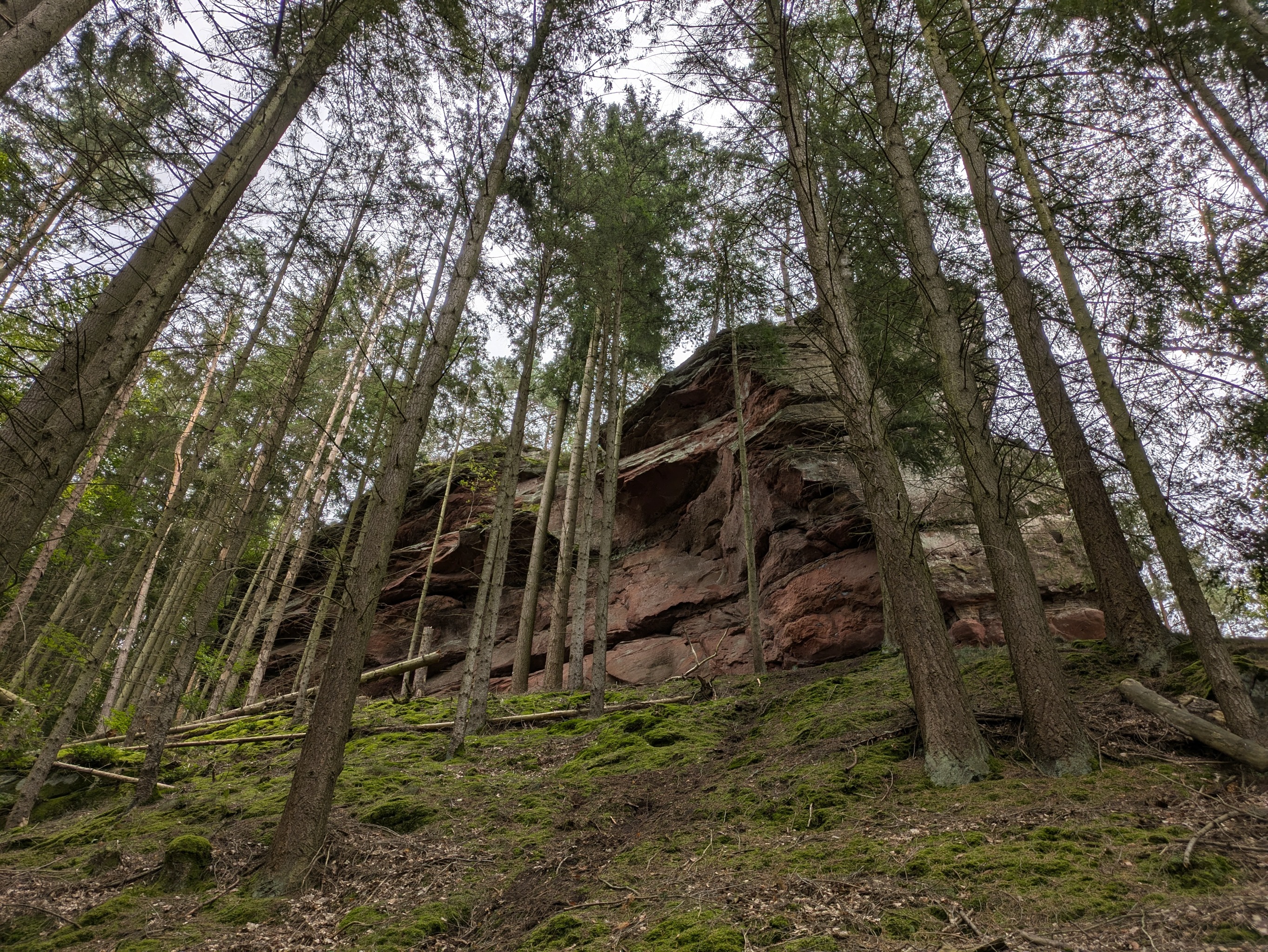 Le caillou vu du sentier
