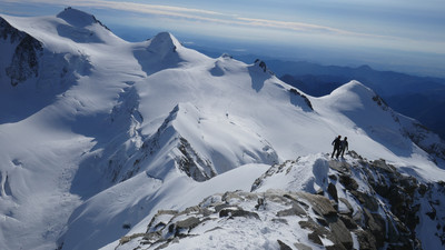 [Concours Photo Sophie 2024] Vue sur l'arête E depuis le sommet E (avec les 4000 en toile de fond)