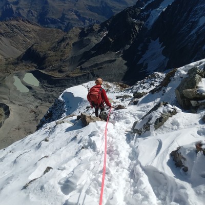 [Concours Photo Sophie 2024] Au pic du glacier blanc, enneigé et les lacs de la moraine d'Arsine, denneigés