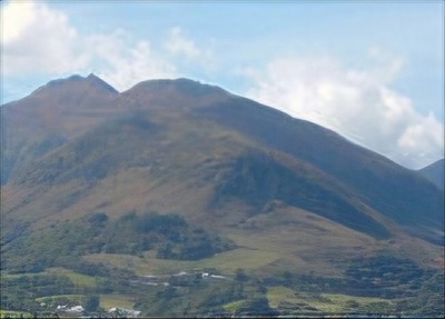 Barre de la Courbatière au premier plan et le Massif du Peyre-Arse . Barre de la Courbatière au premier plan et le Massif du Peyre-Arse .
