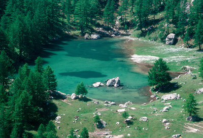 Furfande, lac du Lauzon en début d'été, par omα Furfande, lac du Lauzon en début d'été, par omα