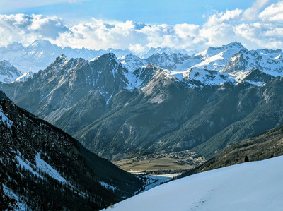 Ceillac devant le Queyras (Pic de Guillestre, Béal Traversier). A gauche, le Pic sans Nom et le Pelvoux. Ceillac devant le Queyras (Pic de Guillestre, Béal Traversier). A gauche, le Pic sans Nom et le Pelvoux.