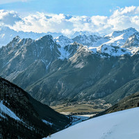 Ceillac devant le Queyras (Pic de Guillestre, Béal Traversier). A gauche, le Pic sans Nom et le Pelvoux.