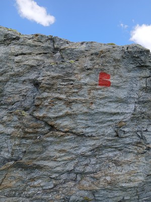 Repère  rouge sur certains blocs.