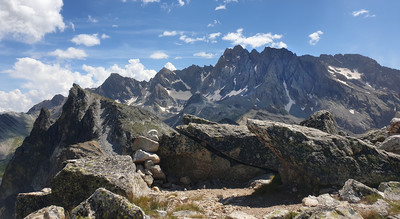 Au sommet, vue sur l'aiguille de Chambeyron Au sommet, vue sur l'aiguille de Chambeyron