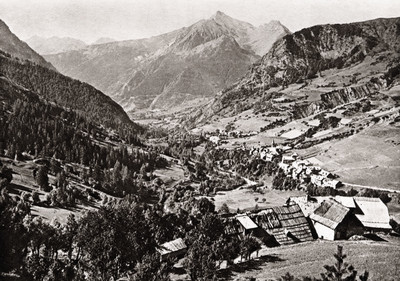 Petite et Grande Serenne vus de la route de Fouillouse, au fond la Tête de l'Infernet Petite et Grande Serenne vus de la route de Fouillouse, au fond la Tête de l'Infernet