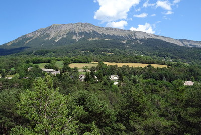 Dormillouse vu des environs de Montclar Dormillouse vu des environs de Montclar