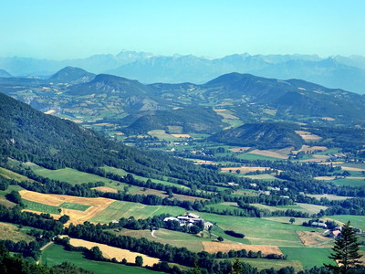 Vallée de la Blanche à Selonnet, collines et hameaux sur fond de Vieux Chaillol Vallée de la Blanche à Selonnet, collines et hameaux sur fond de Vieux Chaillol