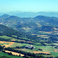 Vallée de la Blanche à Selonnet, collines et hameaux sur fond de Vieux Chaillol