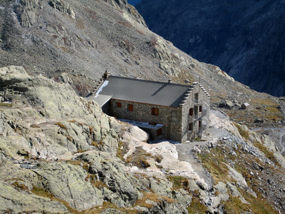 Refuge du Glacier Blanc (et ancien refuge Tuckett au fond)