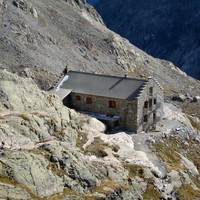 Refuge du Glacier Blanc (et ancien refuge Tuckett au fond)